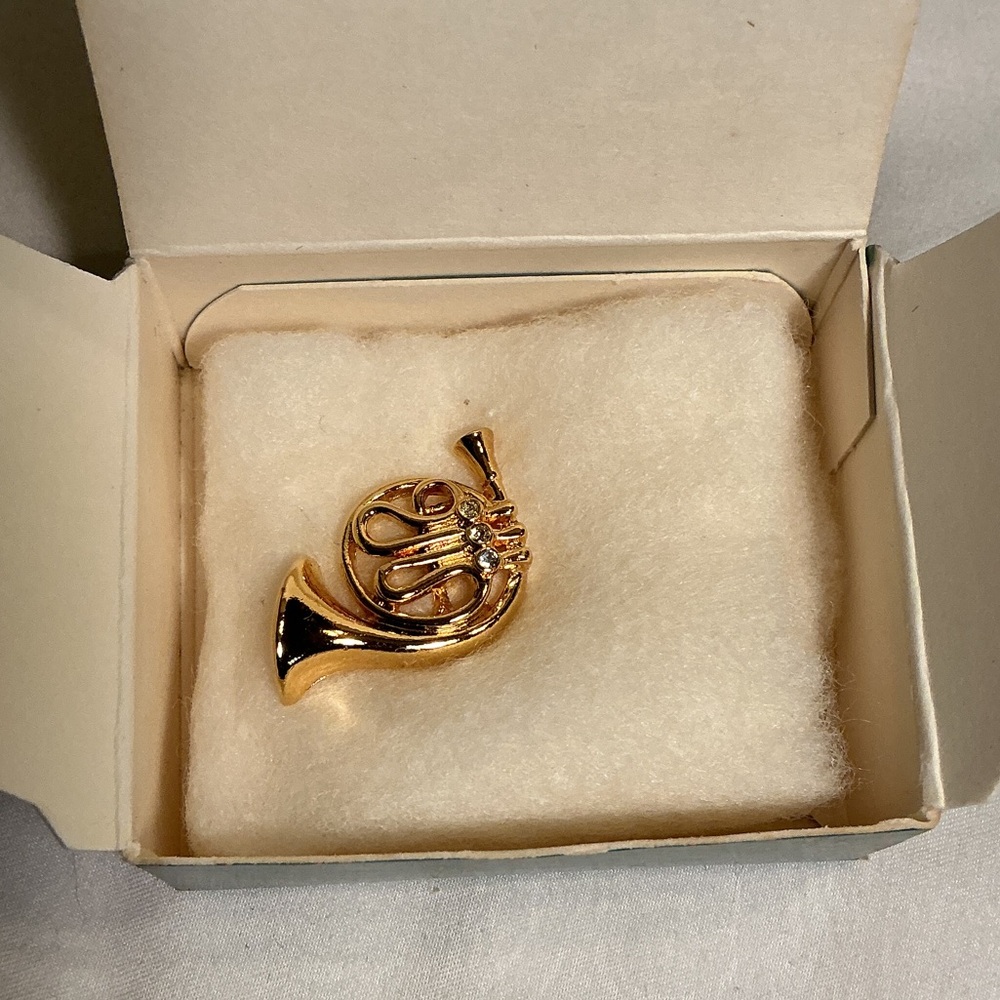Unique & Rare Avon Gold French Horn Brooch Pin unisex NEW IN BOX